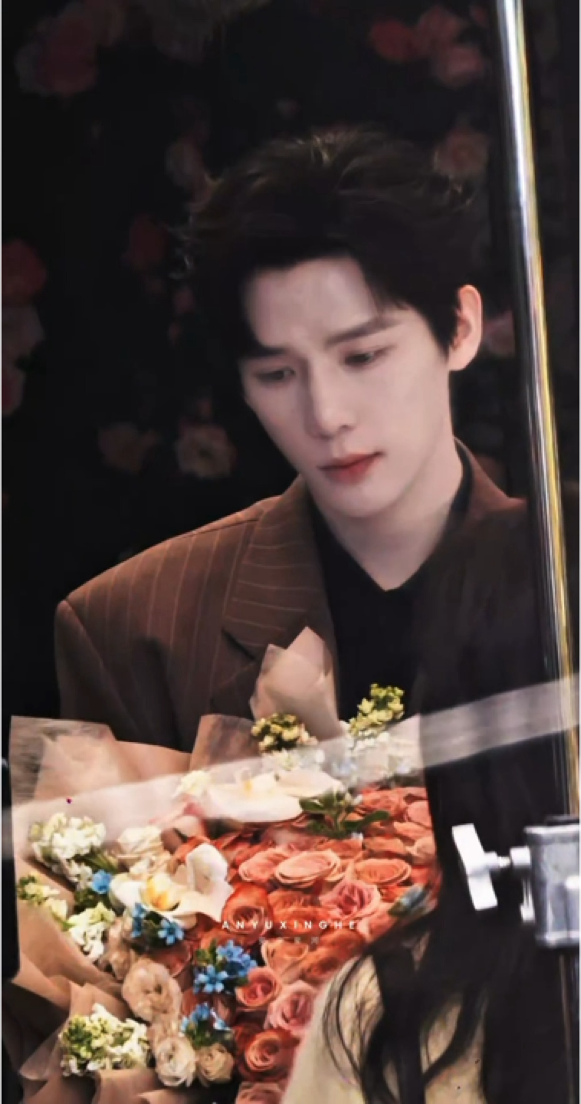 没人可以拒绝这个捧着鲜花深情地看着你的王安宇