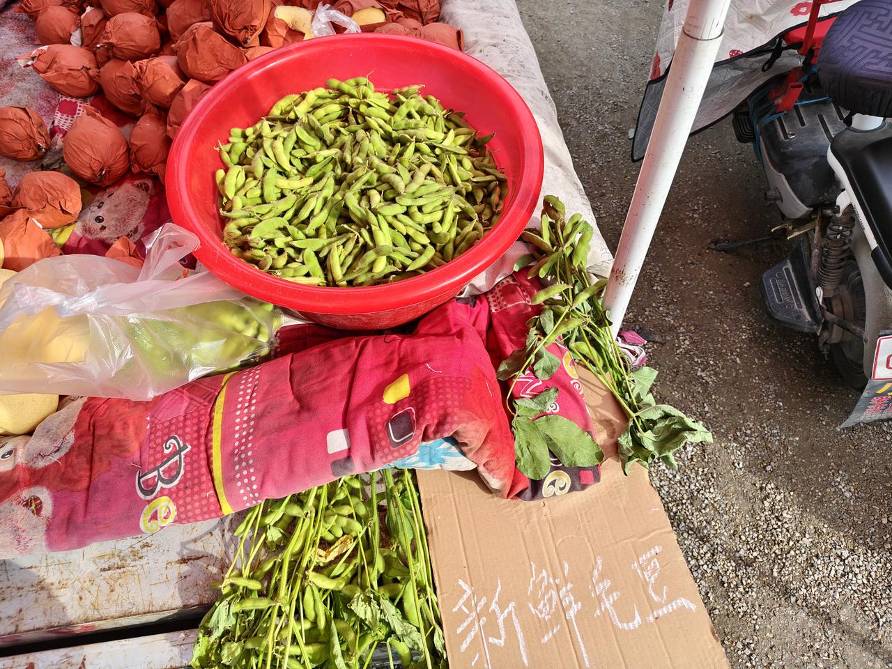 哇噻，在运城盐湖西街早市，我发现一位师傅在卖毛豆，3元一斤。看着挺新鲜的，于是，