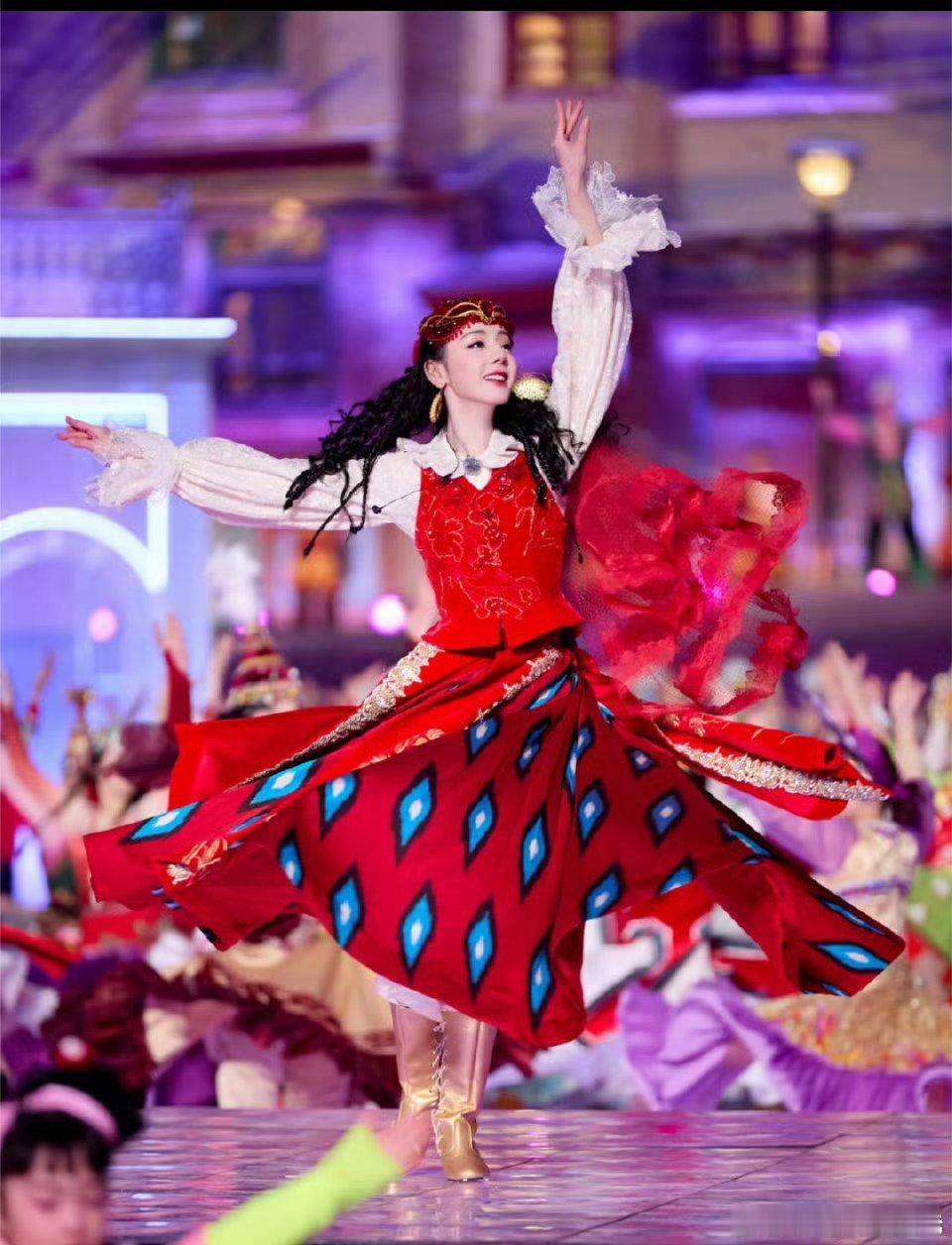 迪丽热巴新疆的石榴花要再次盛开了，想念春晚这个大出圈的热巴，期待住和我们热巴的春