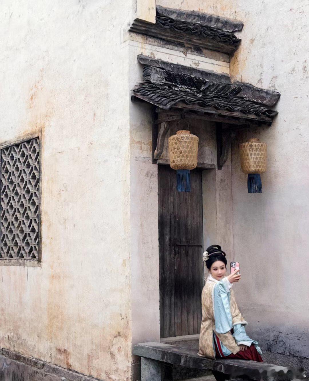 杨紫李祯片场自拍路透 哟哟哟，杨紫李祯自拍好好看呀，杨紫速度把自拍发出来呀，俺们