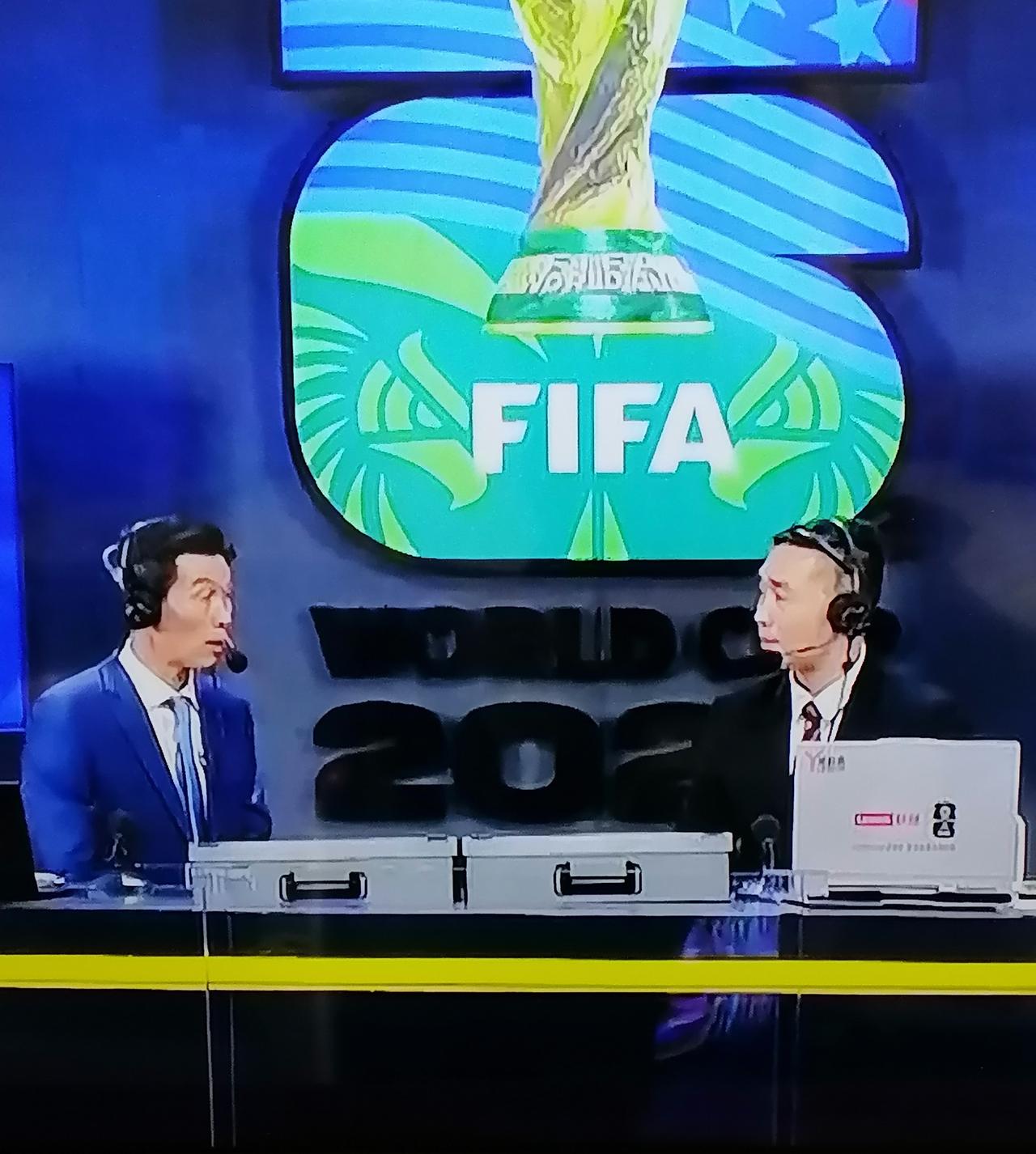 这两个解说员让人不胜其烦！
     整场比赛一直叽叽呱呱说个不停！说球队历史，