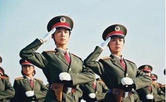 2019年春节，云南一名退伍女兵持刀杀人，被羁押324天后，不但被无罪释放，还获