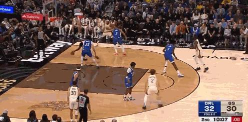 轻伤不下线！库里崴脚依旧命中三分！
在今天NBA常规赛勇士对阵魔术的第二节比赛初