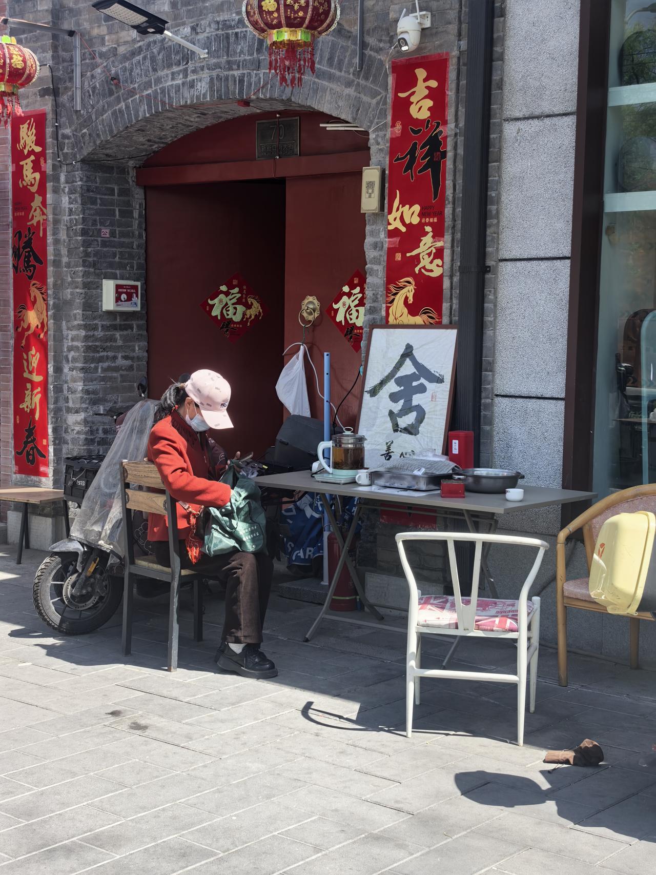 谁能想到，超大的北京城里竟然有免费施舍茶水的地方。
今天，我陪着老伴去护国寺做针