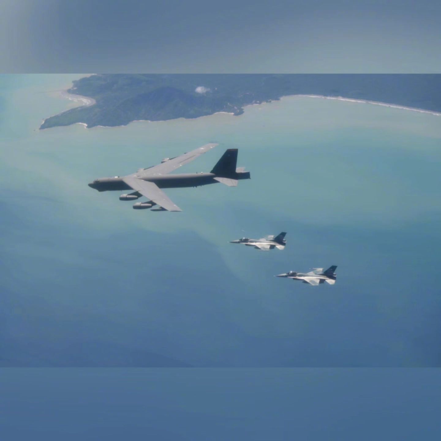 【南海上空的新一轮“暗战”】1.美国空军认为，以B-52H等战略轰炸机发起饱和式
