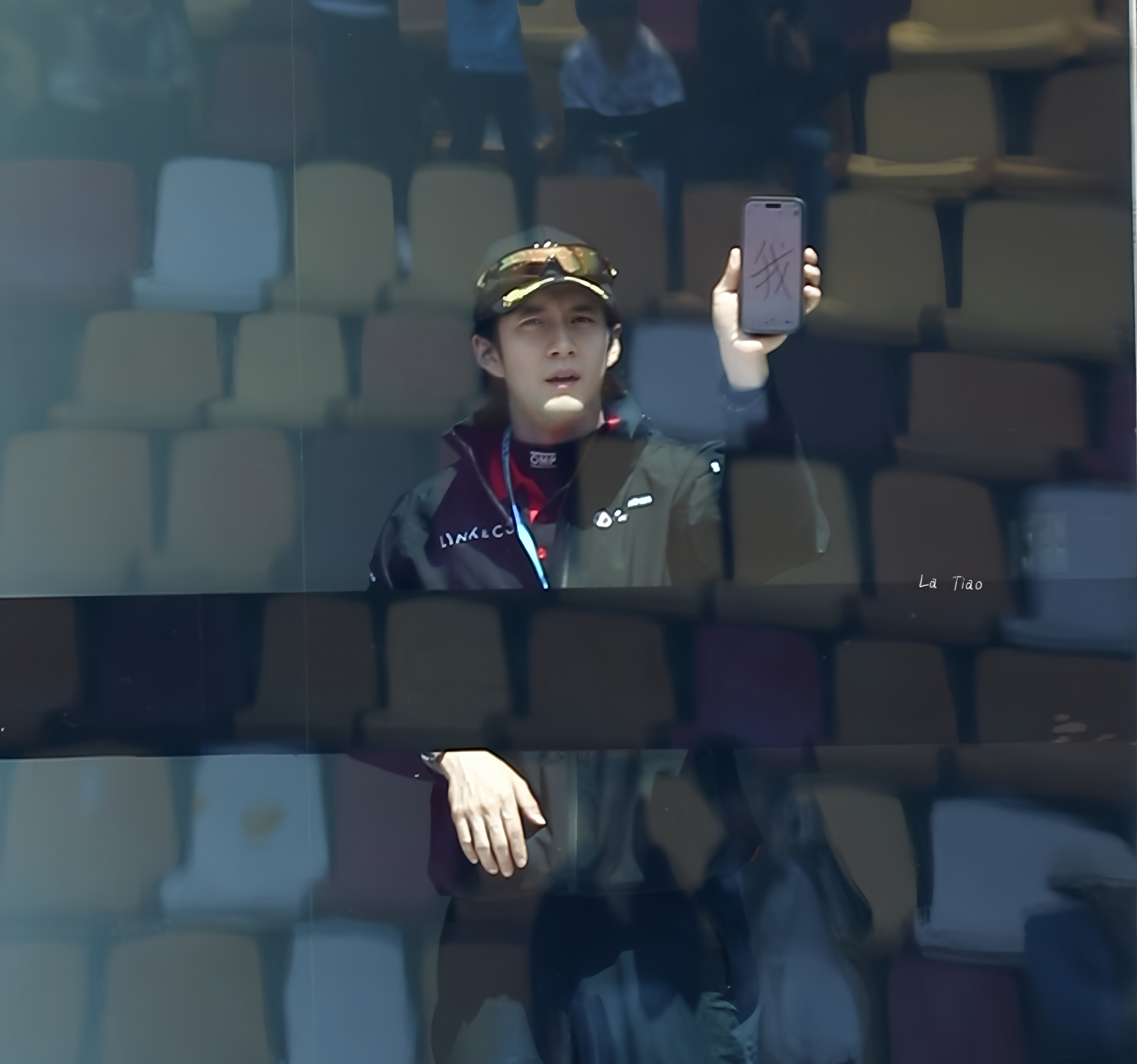 ，好呆萌…看起来不太聪明的一只兔