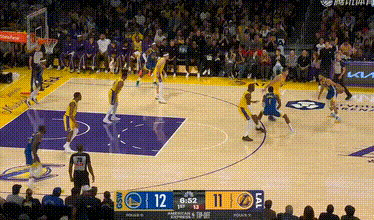 面对库里，艾顿防到外线出去勇士vs湖人 ​​​