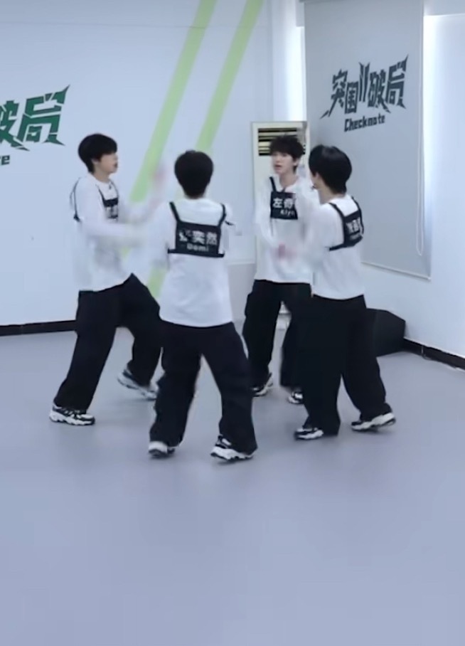 张函瑞 这段想的办法带领其他三个人模拟考核现场，张函瑞领导力有 