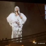 这居然是华晨宇 钻石流苏在他腰间凝成液态星云，华晨宇却用撕裂感唱腔把内娱搅成量子