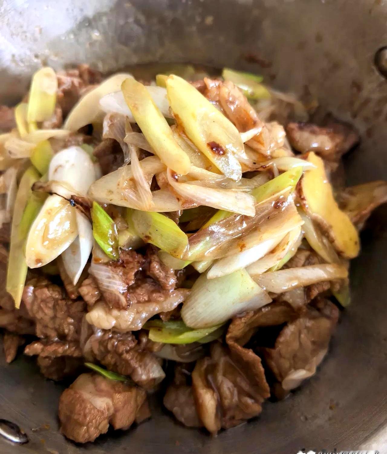 中午那顿饭，葱爆羊肉的膻气还没散干净，椰子鸡的甜味就顶上来了。
老板系着围裙在厨