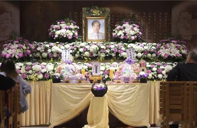 名嘴张友骅告别式遗孀哭崩！“膝下无子”侄子女送最后一程

曾经以一句“这件事全世