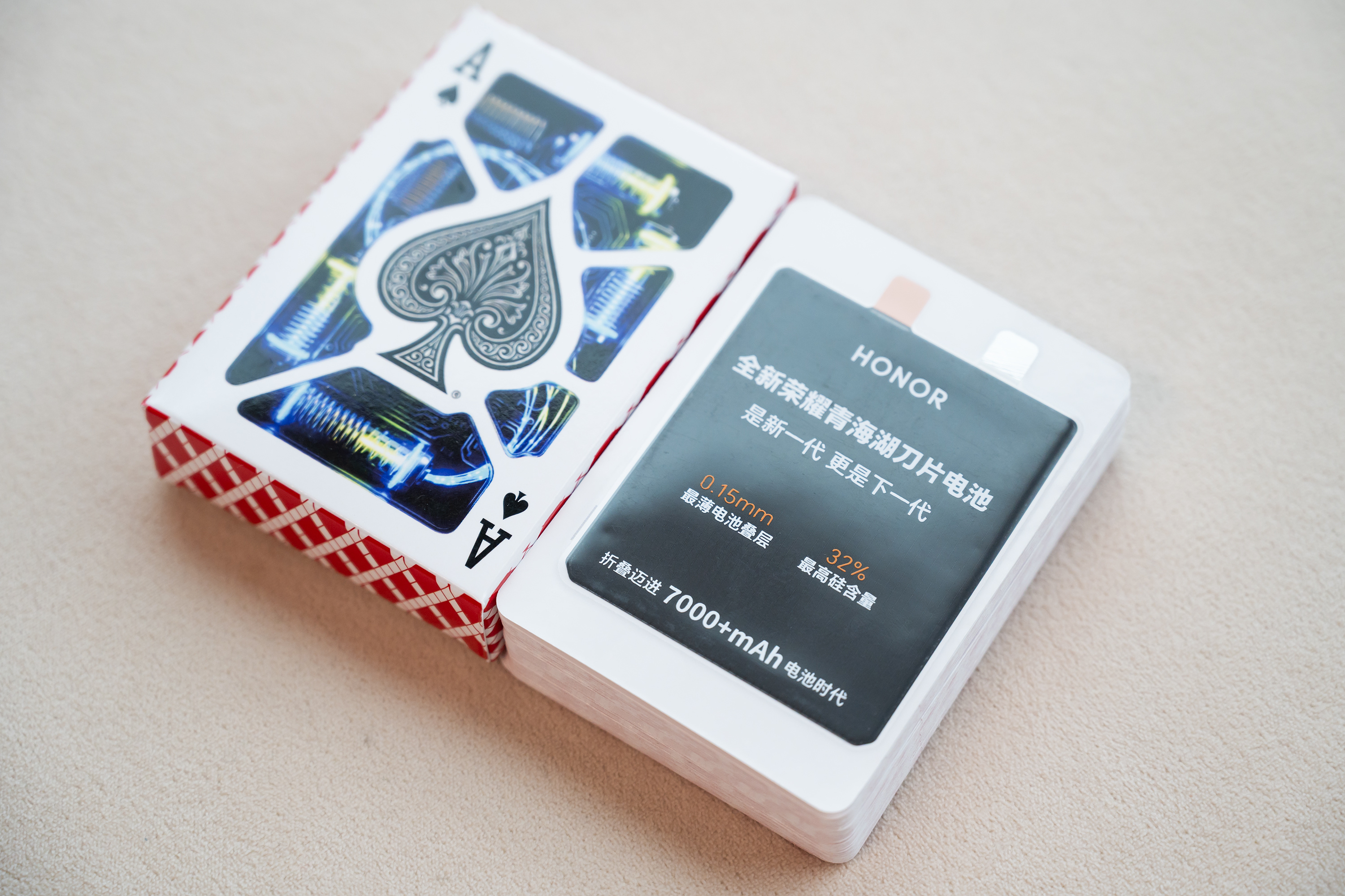 荣耀Magic V6邀请函是扑克牌？不，是超薄的青海湖刀片电池！32%的硅含量，