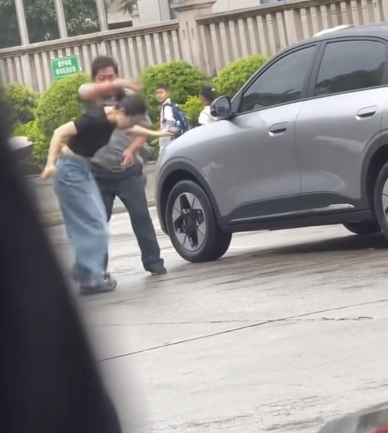 保安这一巴掌，到底要不要为自己的冲动买单呢？

这事发生在4月22号中午，福建三