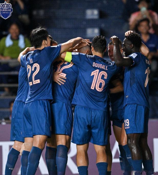 记者：汶马探赛后与海港助教约翰交换队服，两人曾在横滨合作据记者王晓瑞消息，武里南