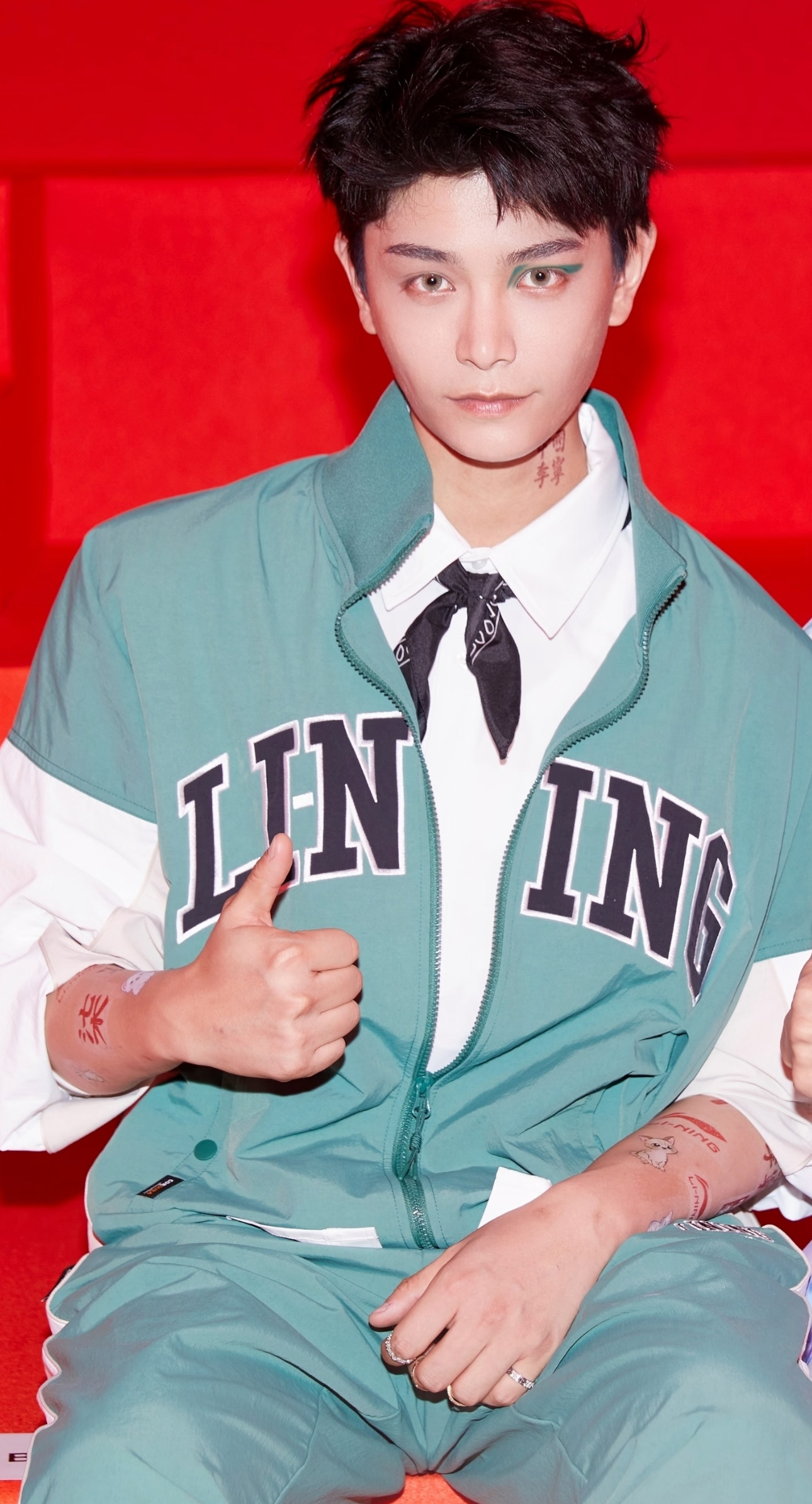 在胳膊上贴猫猫的小茂密🐈🥺 