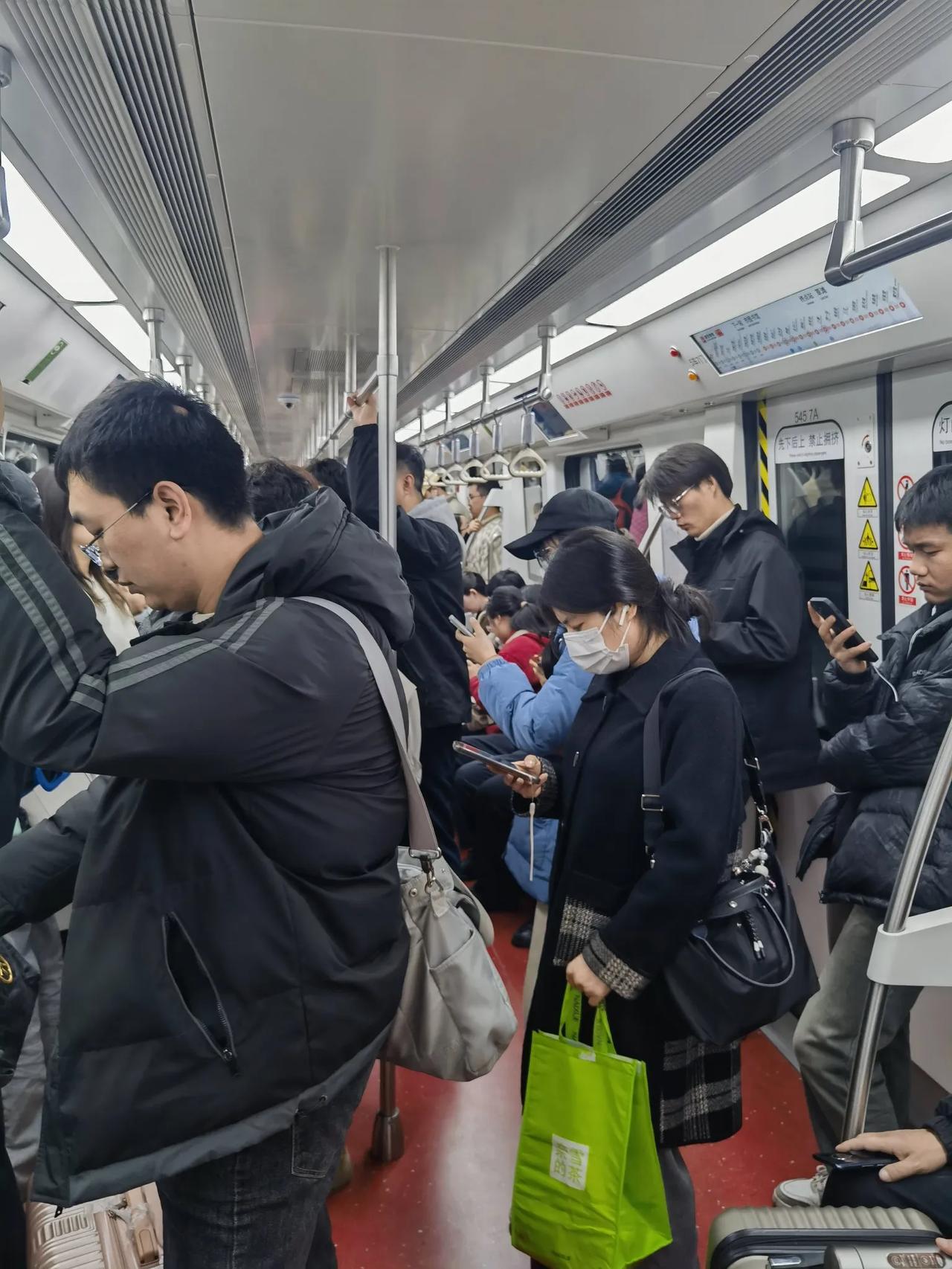 分享一张你最近随手拍的照片吧下午15:30乘坐西安地铁二号线，客流量爆满，为西安