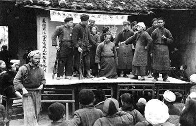 上世纪六十年代初，父亲由于家庭成份不好从徐州镇平街矿山修配厂下放回到老家沛县，开