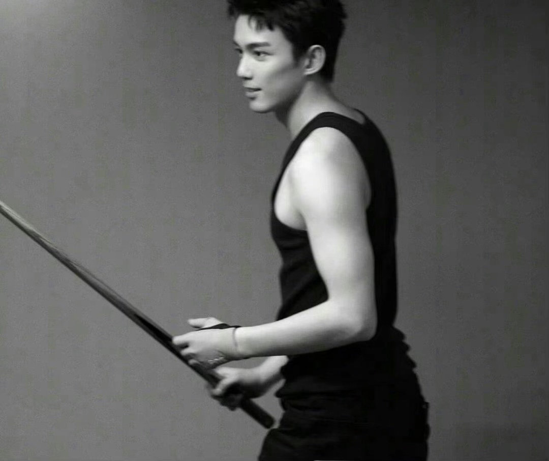 吴磊的双喉结 第一次注意到吴磊的双喉结，就再也移不开眼了。清晰、立体、线条流畅，