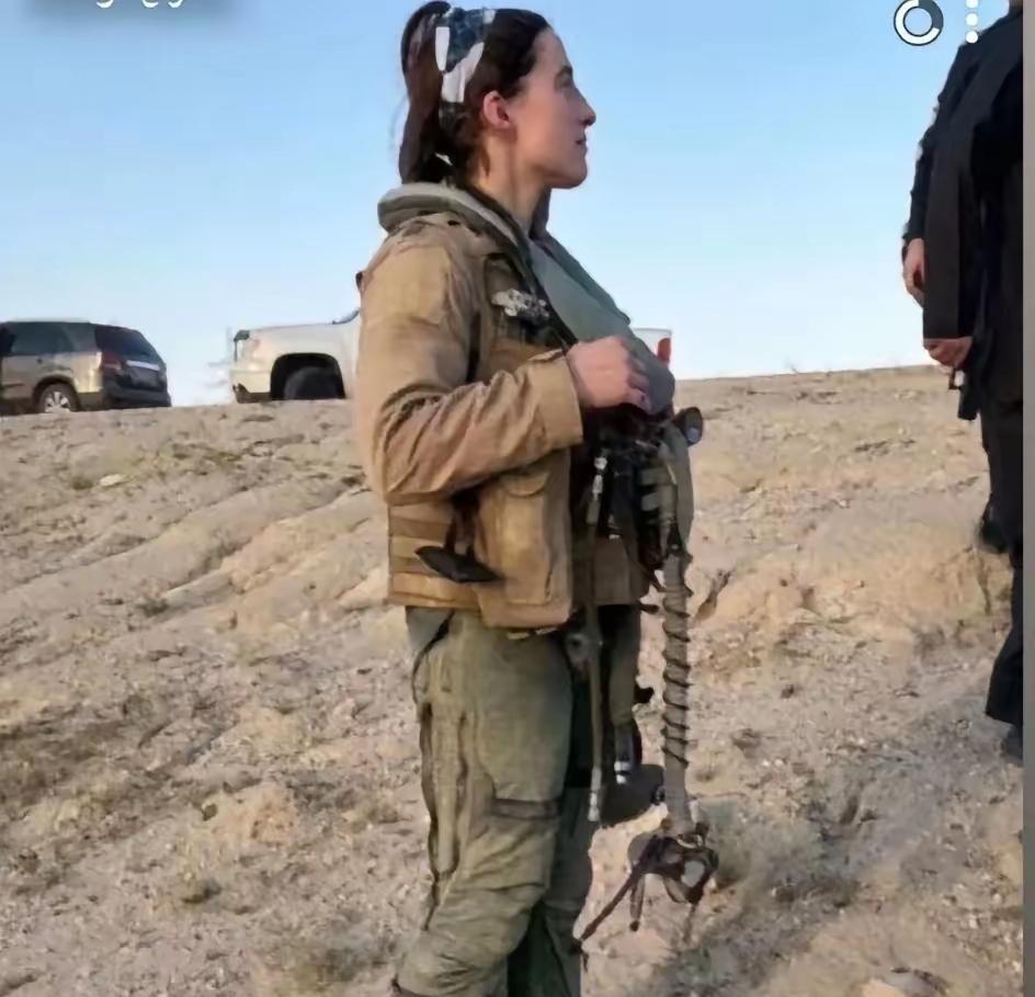 ​美军的行动让科威特人惊呆了，这时候在科威特救下了两名飞行员，其中一名是女士兵，