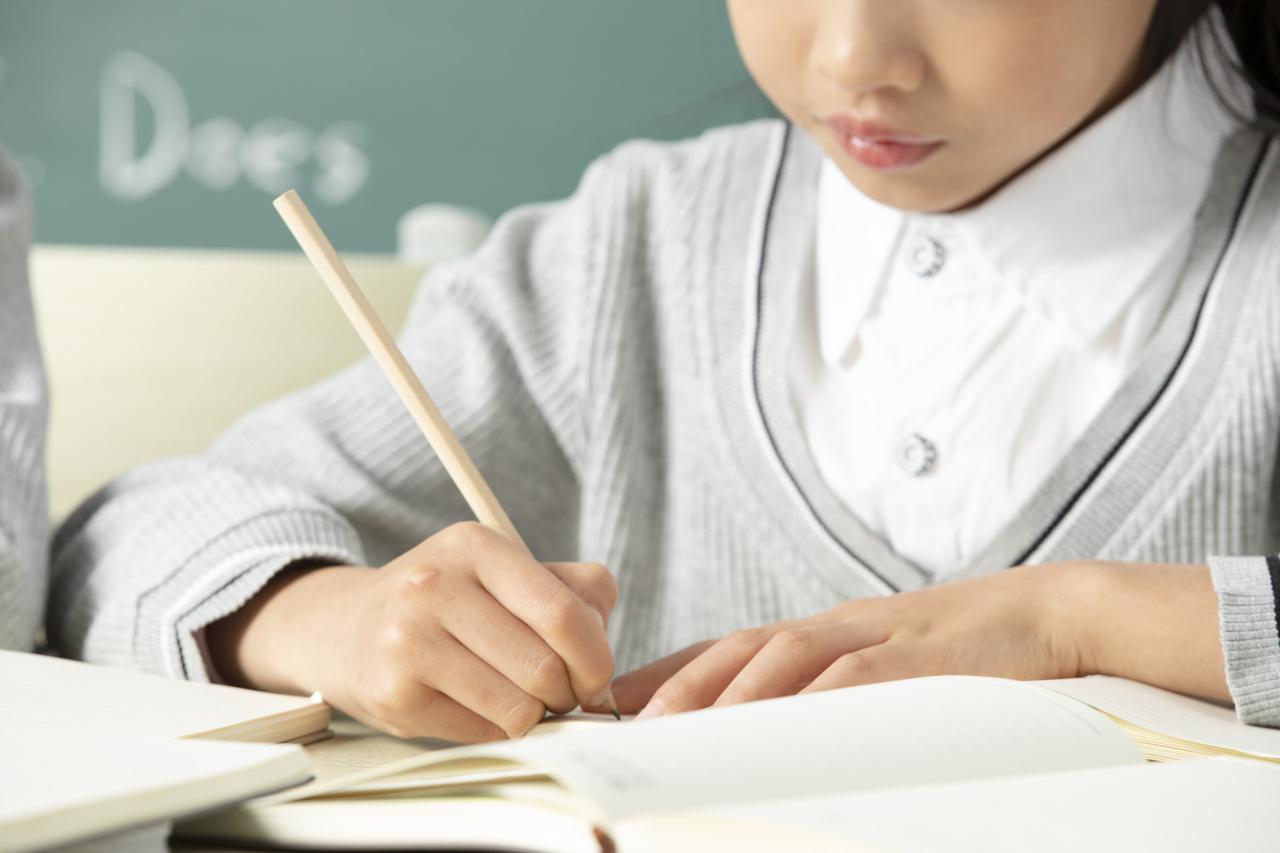 家有初中生，家长一定要弄明白这几件事。

1、小学成绩好不代表初中持续优秀
很多