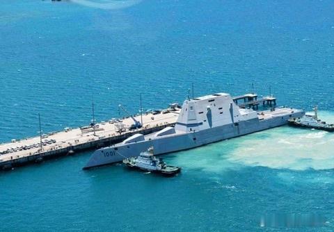 停靠冲绳白滩海军码头的DDG1001，摄于8月初中外舰闻武器装备兵器影像 ​​​