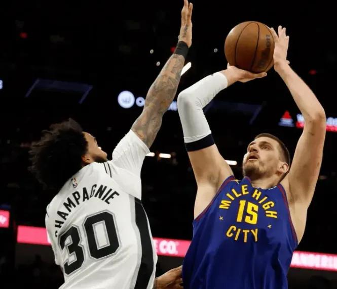 NBA官方：约基奇成为历史第一位同时领跑篮板和助攻榜的球员
04月15日讯 在篮