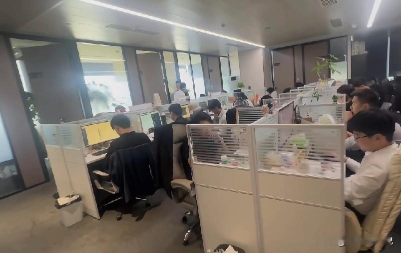当初被压价进来的生产副经理最近有点不开心，原因是他知道了上任经理的月工资比他多了