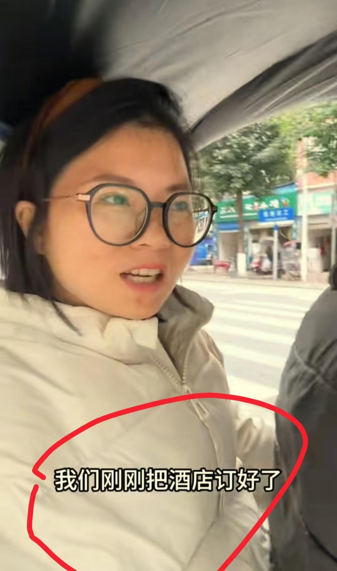 看到渝小丫重新组建家庭，我忍了
看到，小丫和现夫竟要摆四桌办酒席，我也忍了
可看