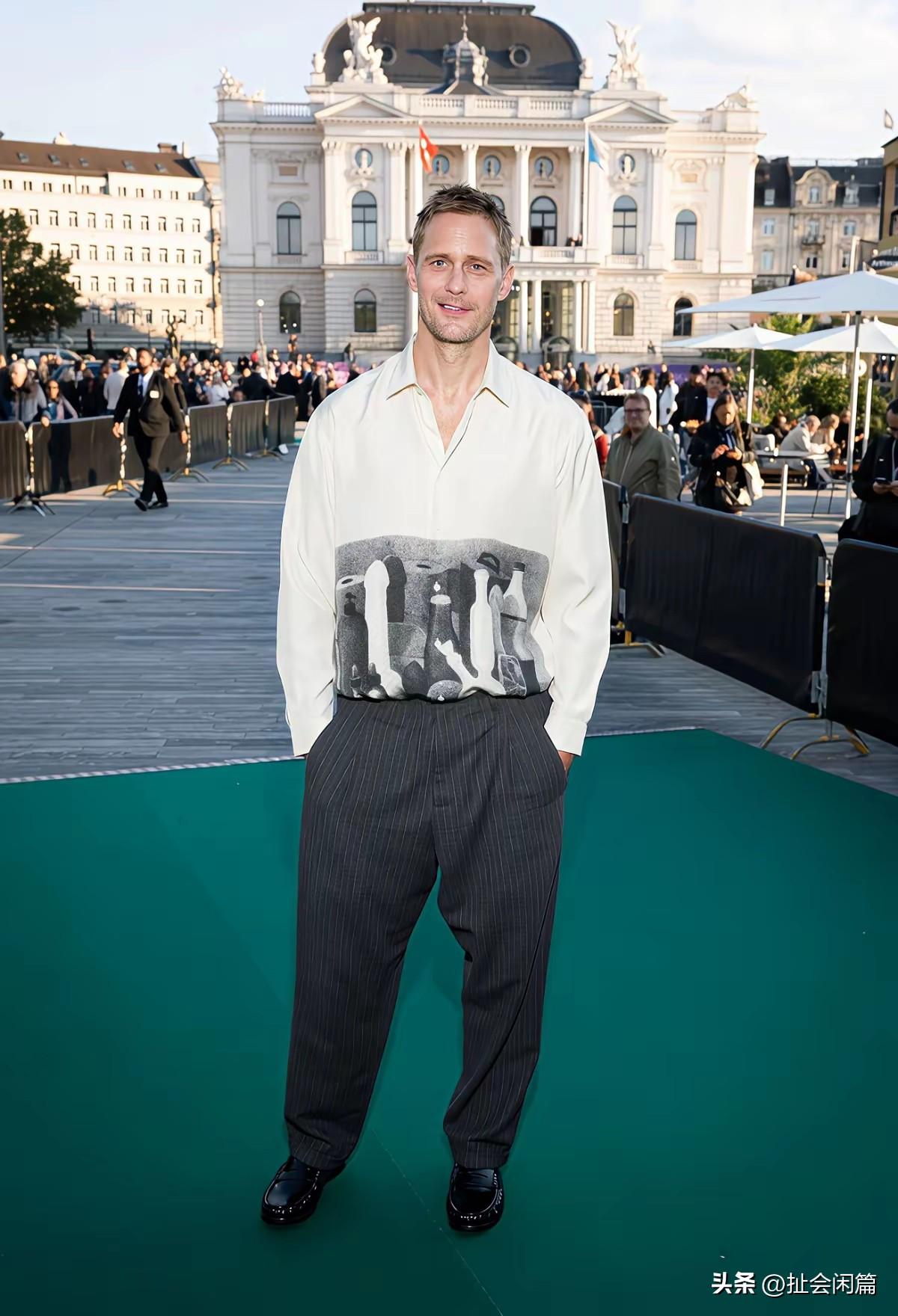 亚历山大·斯卡斯加德为了宣传电影，也是拼了。

其在新片《Pillion》中饰演