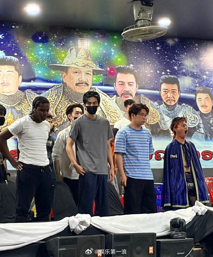 宋威龙透明的泰国之旅泰国看拳赛偶遇宋威龙 又被在看拳赛的时候偶遇了，非常透明的泰