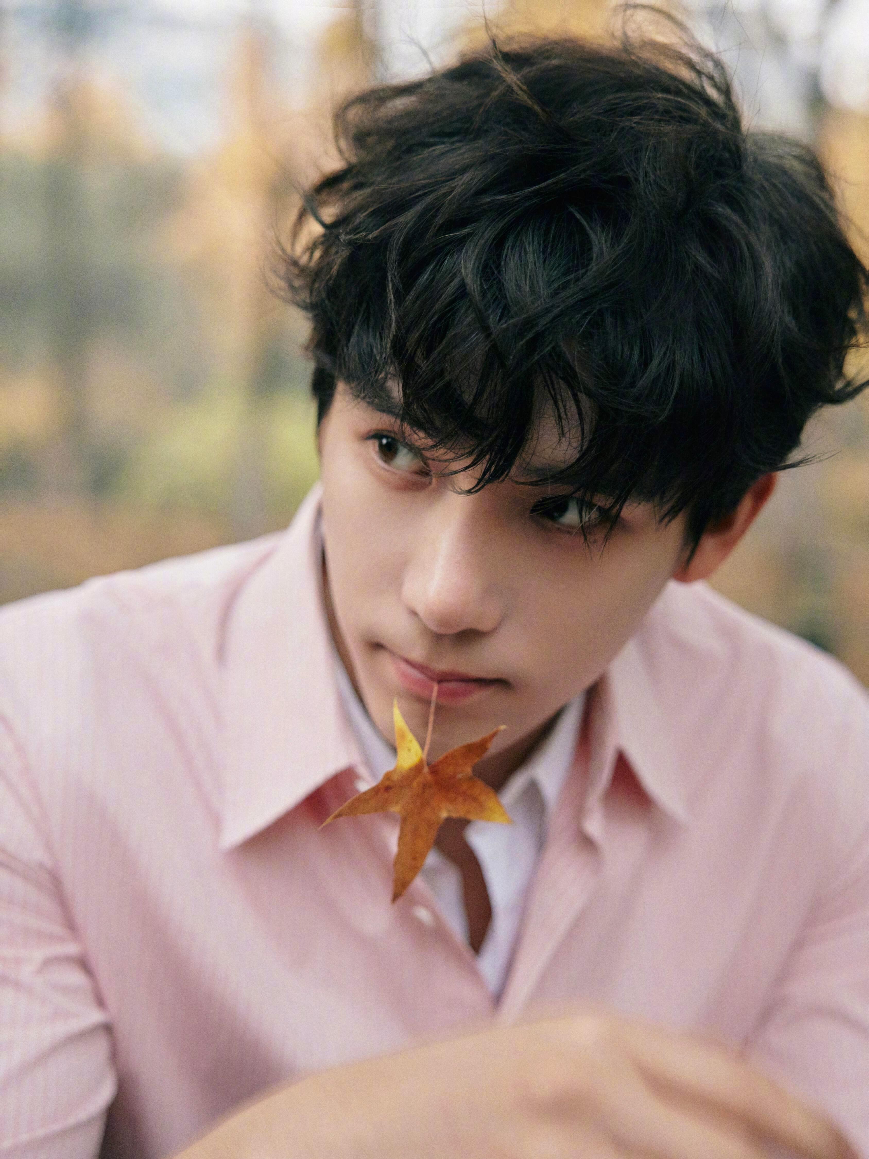 王安宇 x SANDRO王安宇这少年感真是没谁了，这穿搭直接把“秋日元气少年”写