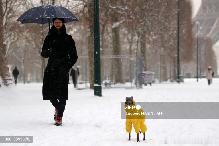 大爷拍的素颜巴黎火了 如果我拿出法新社刚刚拍得巴黎下雪的照片请问阁下该如何评价.