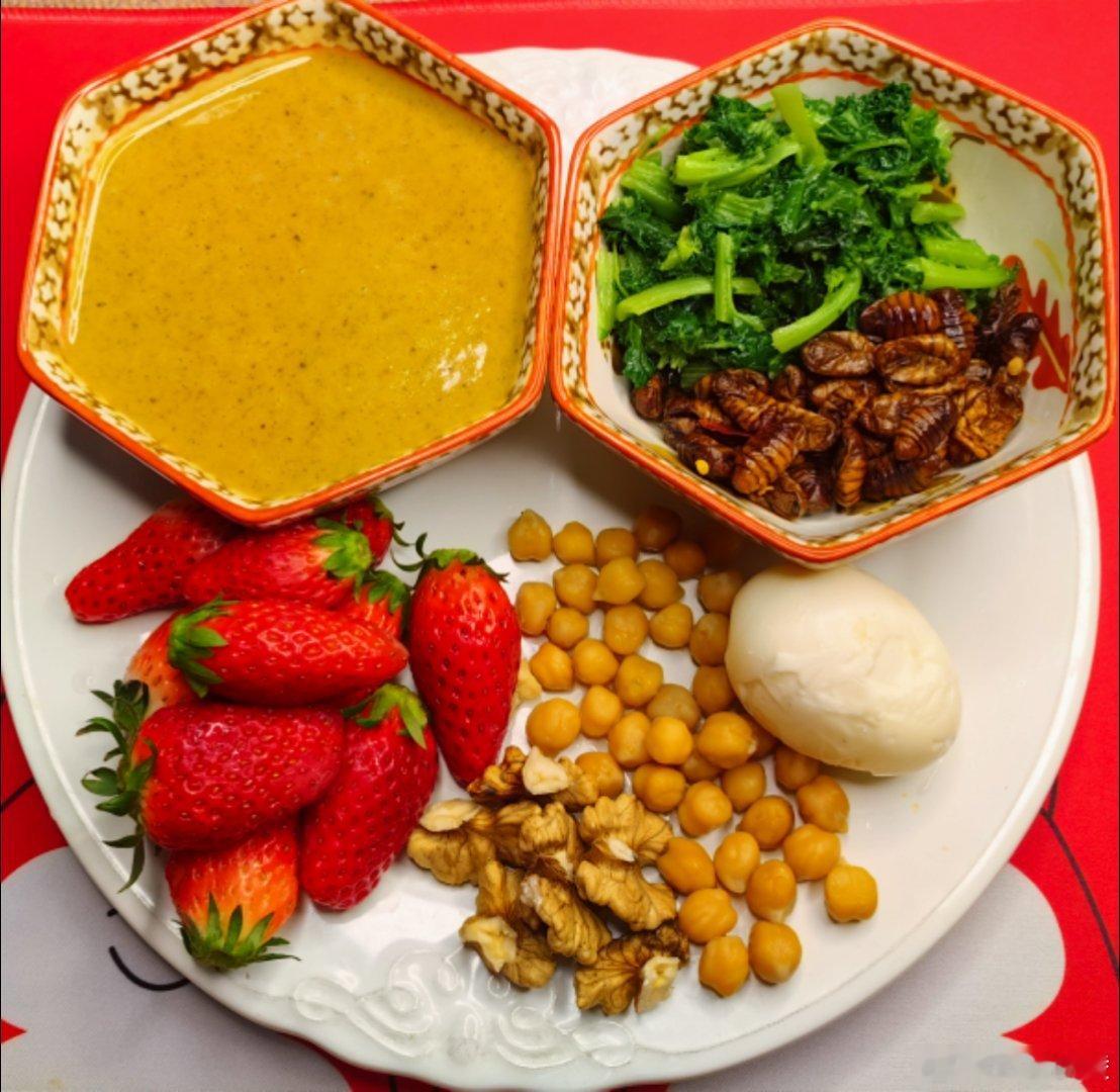 早餐：多种食材粥，鸡蛋，鹰嘴豆，水油煮苔菜，蚕蛹，核桃仁，草莓。昨天有朋友问我，