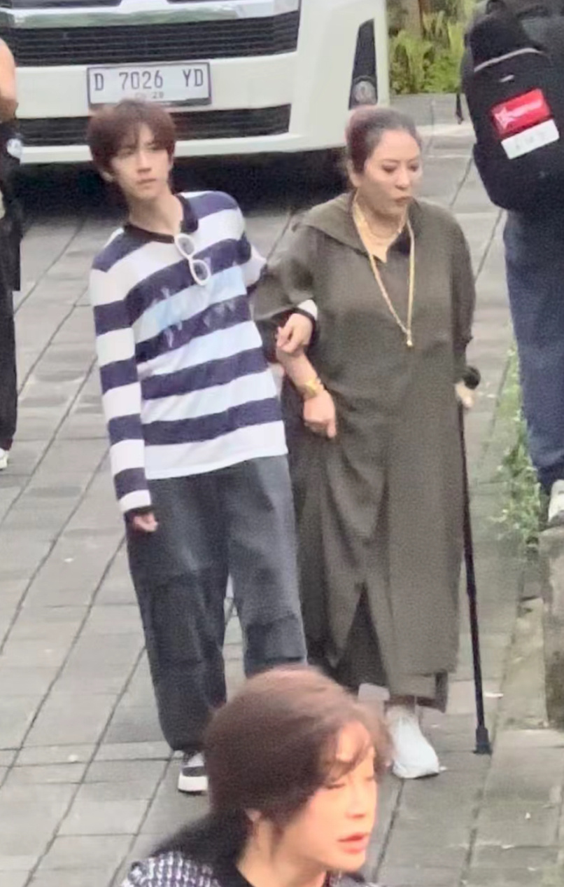 贺峻霖 你俩也处成好闺闺了吗（搞个抽象但是说实话 大家平时逛街和闺蜜也是这么挽着