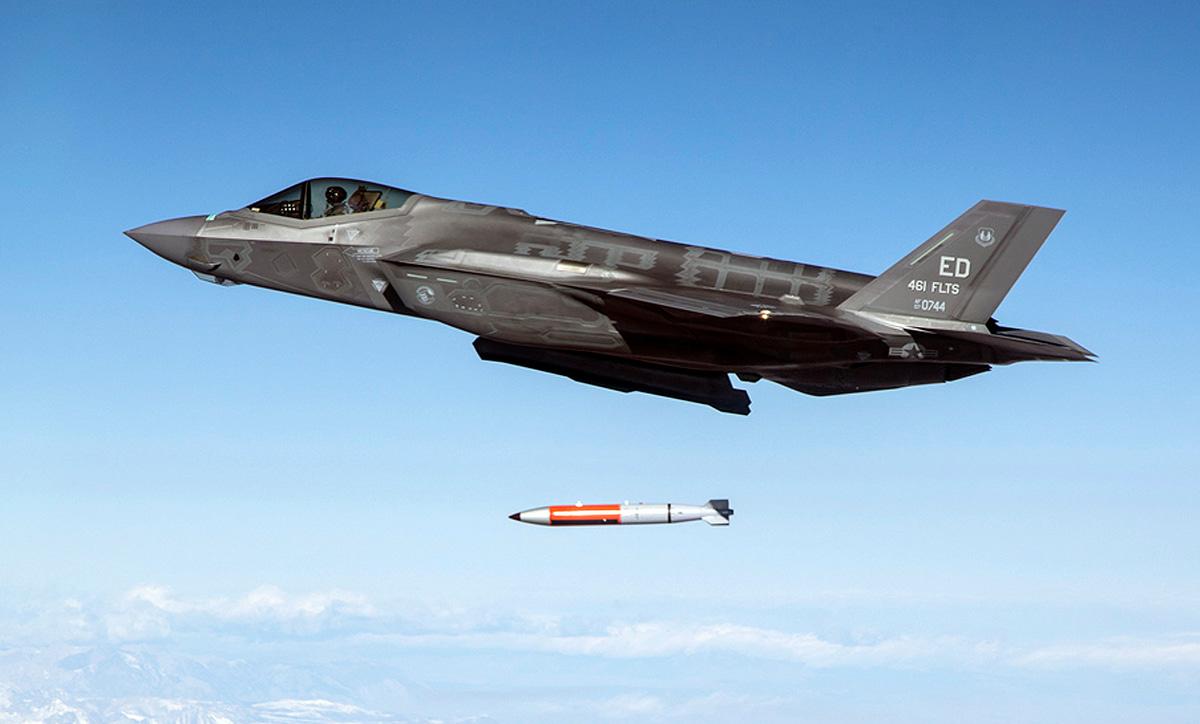 英国空军日前表示，未来其将引入12架具备空投B-61核弹的F-35A战斗机，以承
