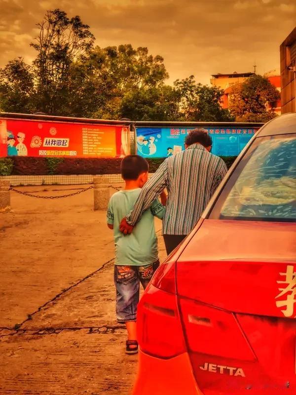 人老了，有儿女和有钱哪个更幸福，这事儿还真不好说。
有些老人觉得亲情至上，儿女健