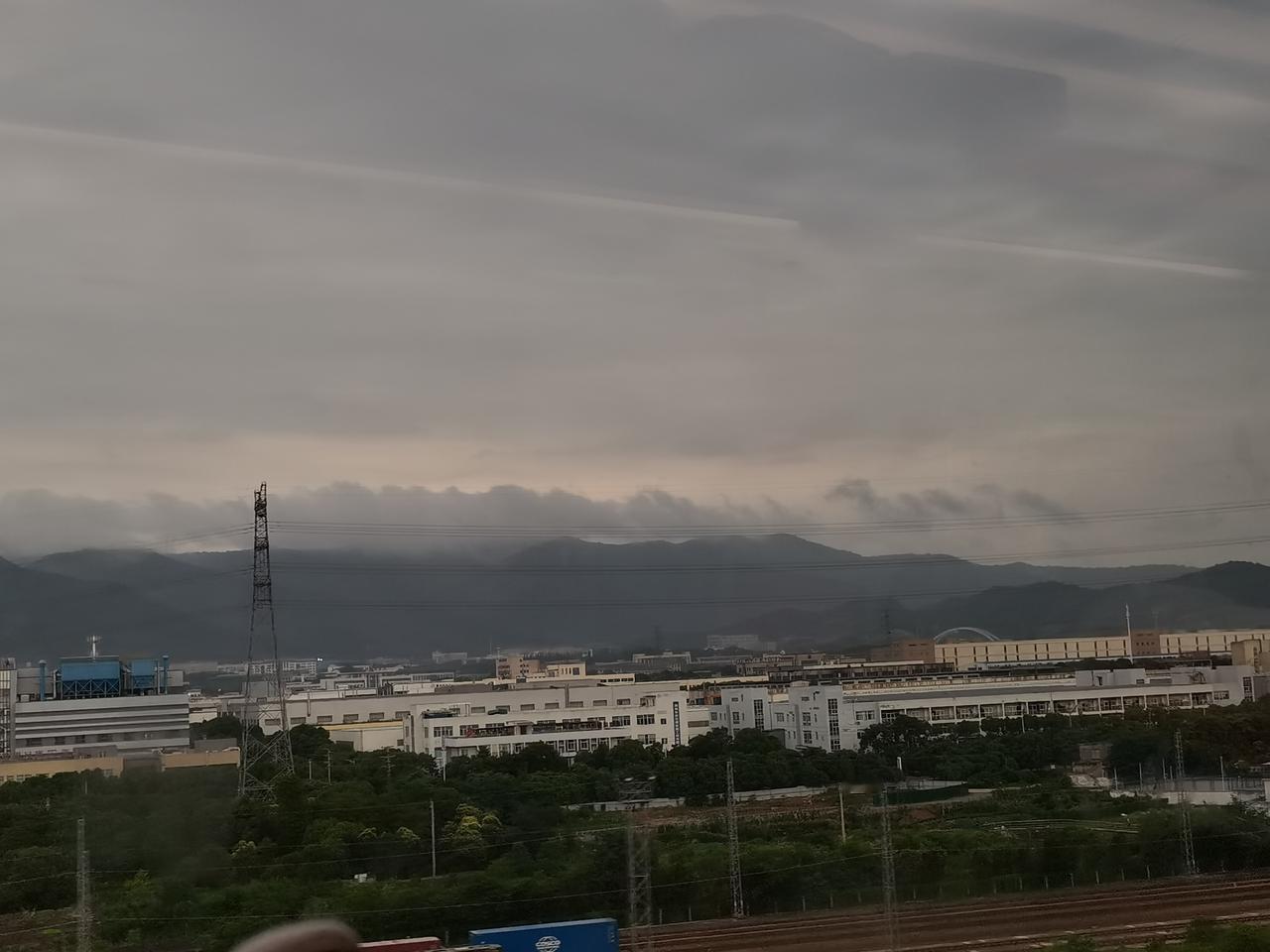 在群里看到儿子明天下午考完试放假，
给他开视频问他在干什么，
得知他在看电视时，