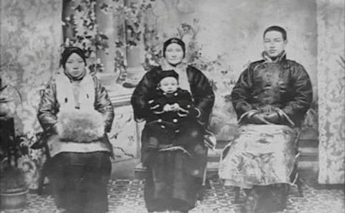 蒋介石回到了阔别多年的溪口老家。他一进大门，屋子里面并没有人，这个时候突然从外面