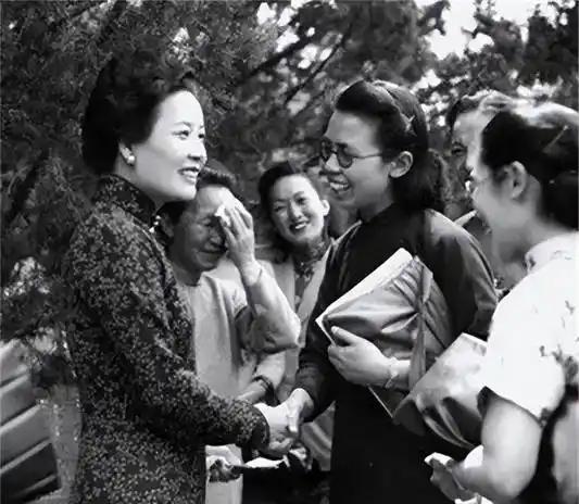 1933年，宋美龄得知蒋介石出轨陈洁如，怒气冲冲找到她，一个耳光扇过去，骂道“你