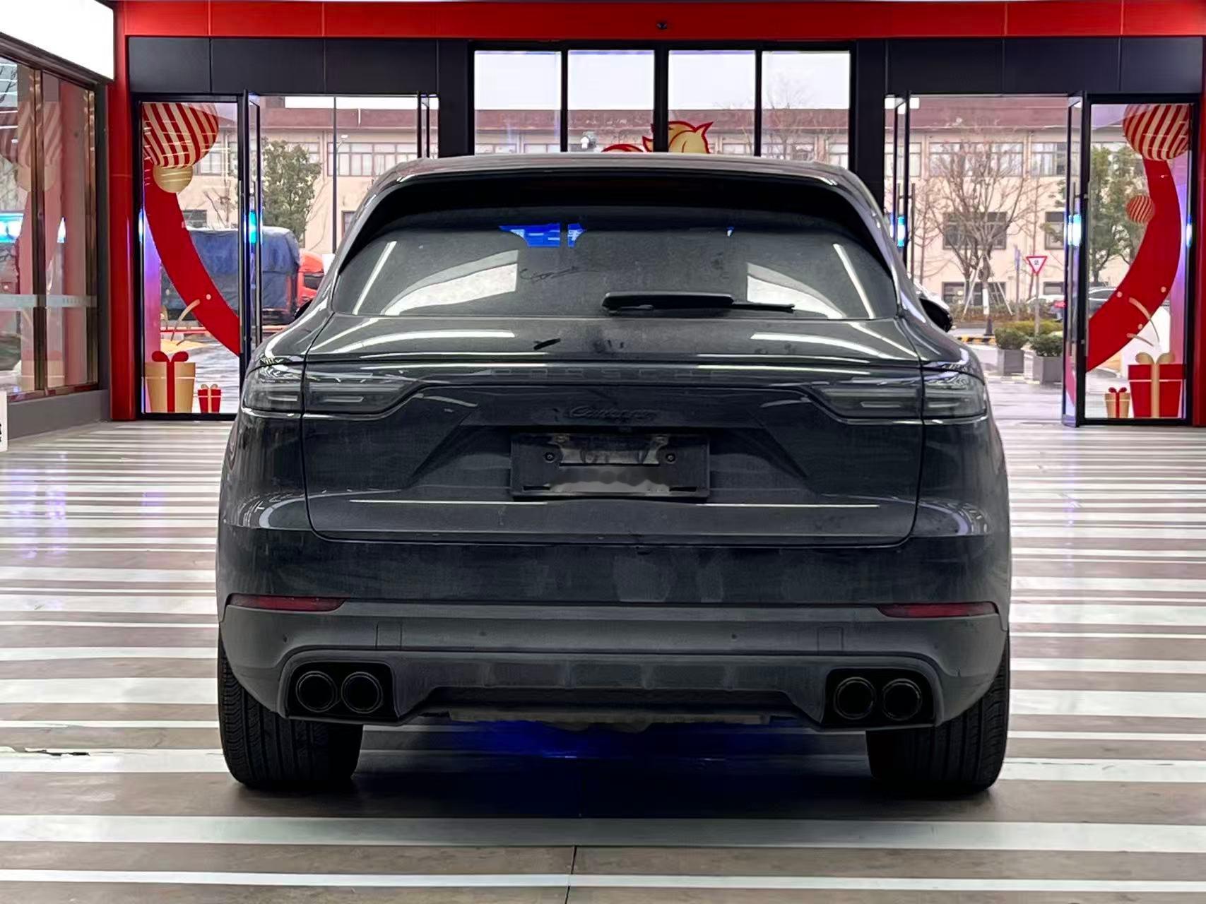 卡宴洗洗干净还是很新的，2022年11月安全行驶5万公里，原漆0事故，还贴了隐形