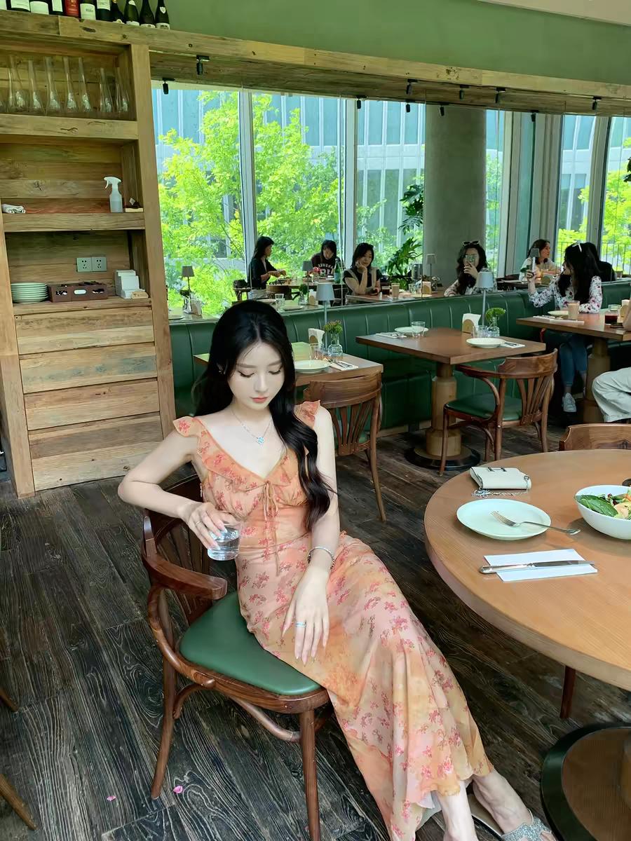 阳光洒进咖啡馆，优雅少女静享时光秋日里的咖啡馆 咖啡馆心动时刻 咖啡馆少女 秋日