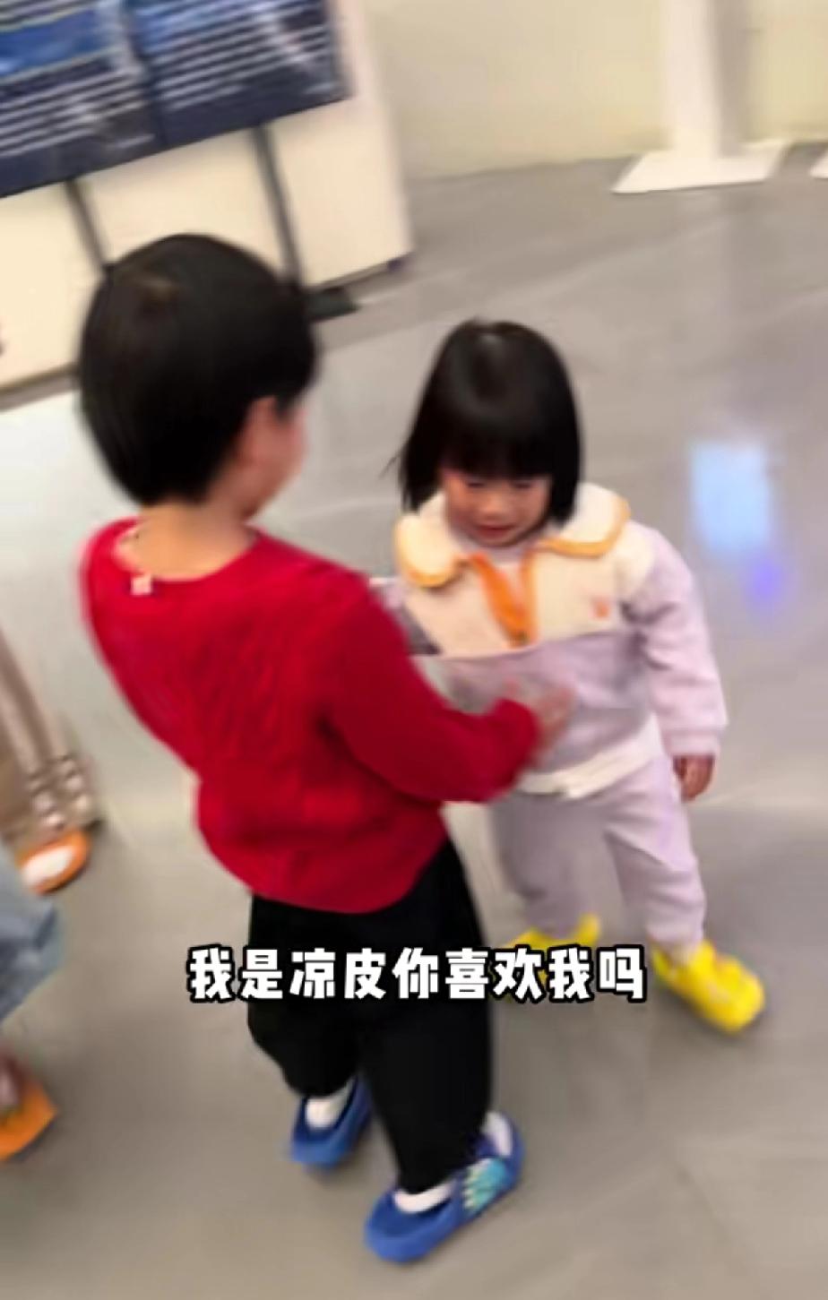 为什么受伤的总是二宝？
不仅被十一妹妹“嫌弃”，
还被亲哥打倒在地，
二宝真是“