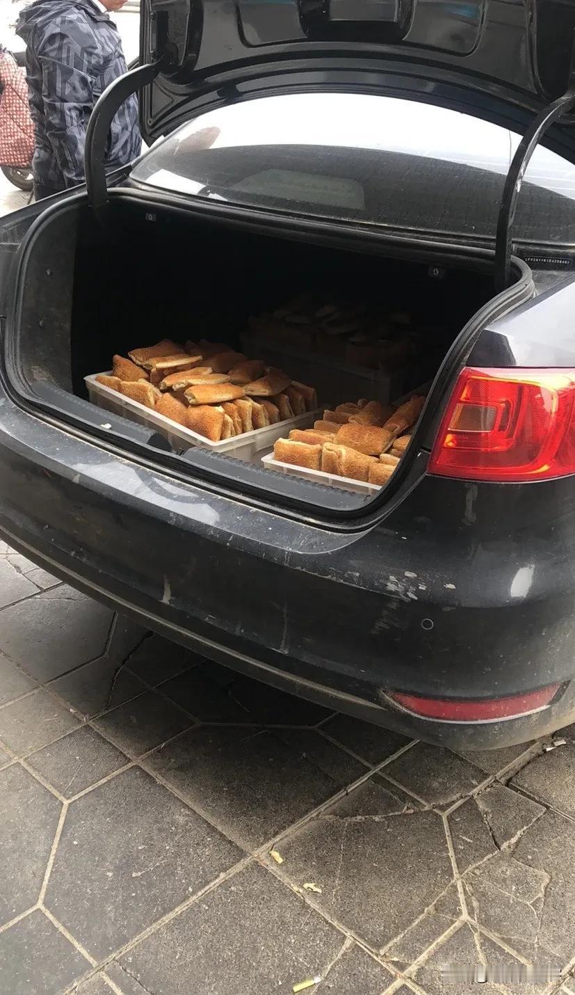 唉，我想学打烧饼了！

今天亲眼见一个大哥，直接搬空200多个缸炉烧饼，我站旁边