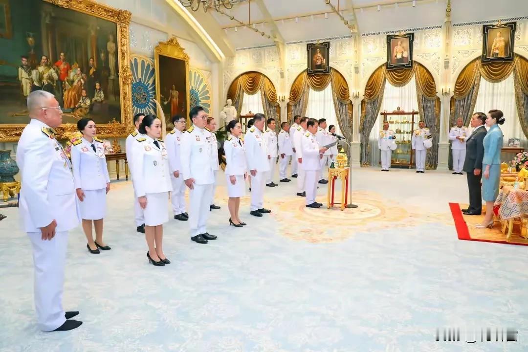 佩通坦运筹帷幄，阿努廷要后悔了？泰国新内阁在泰王玛哈面前宣誓任职，佩通坦从C位变