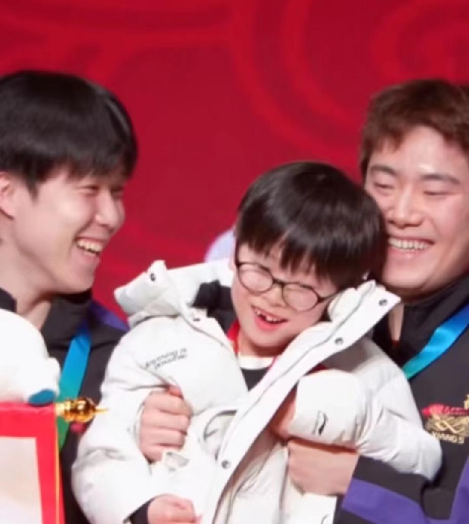 被乒超这张合照暖到！王楚钦梁靖崑+凉皮，温馨感拉满

 谁懂啊！乒超联赛山东魏桥