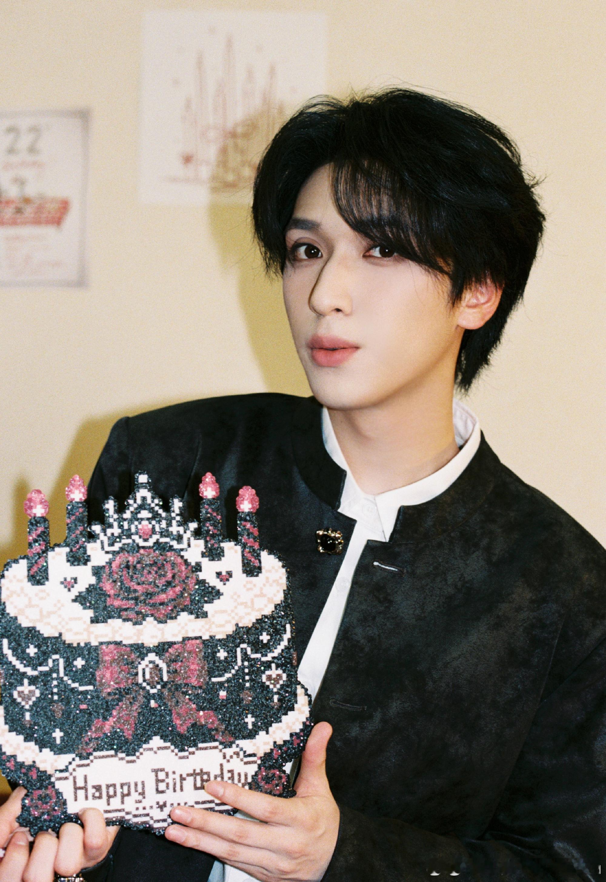 严浩翔  yhx严浩翔 廿二共赴浩曦启序yhx严浩翔0816生日快乐“冬日的暖阳