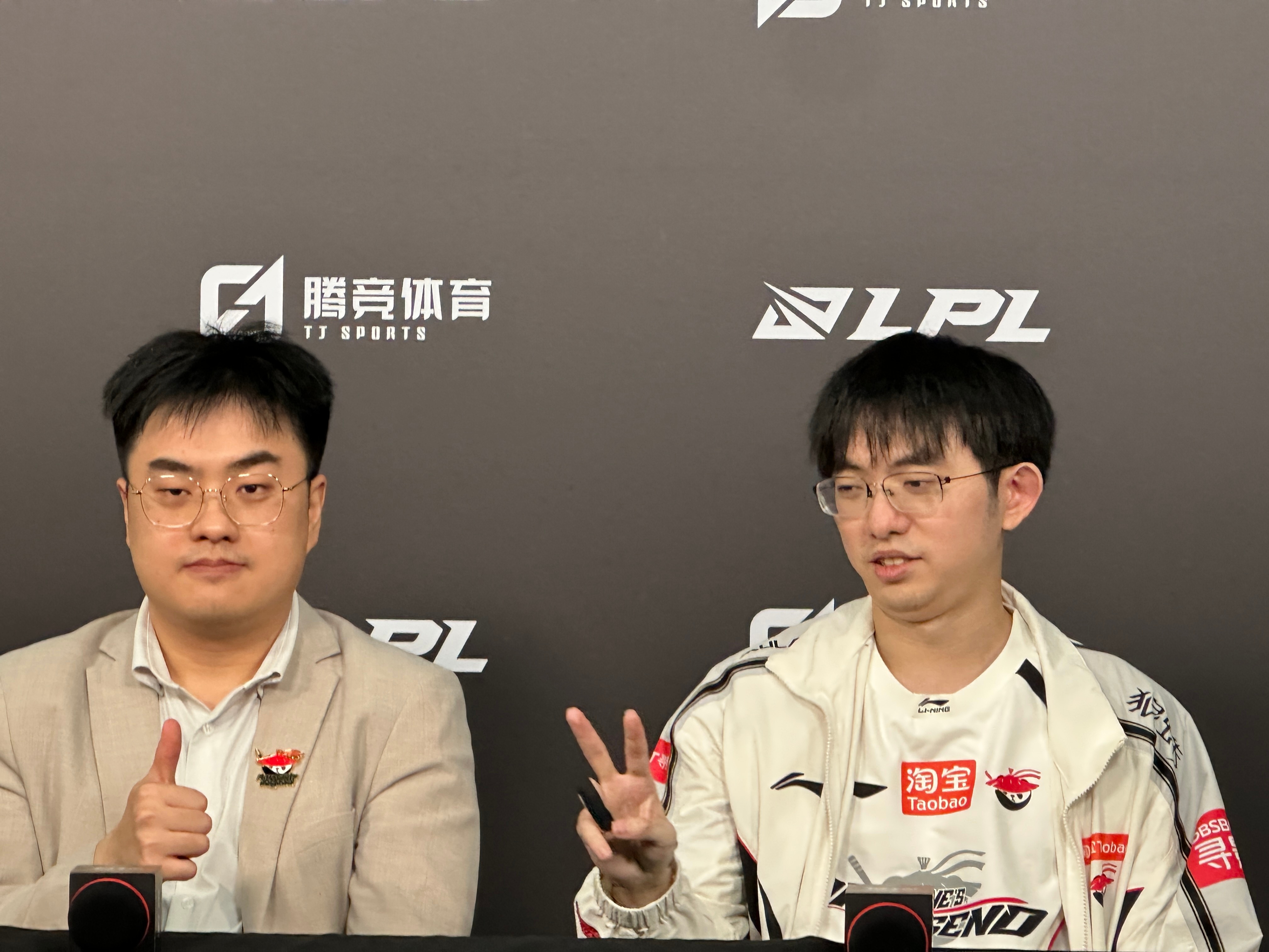 AL群访合影，前线涵子说：老猪的顶级侦查（配合队友这一块/.al战胜wbg202