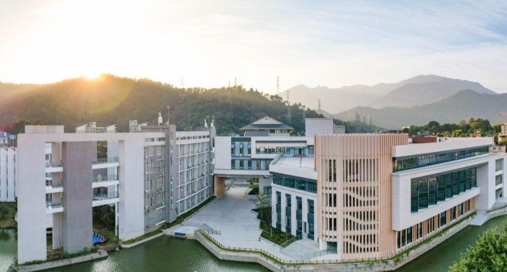 浉水河畔，文脉悠扬。
山河影满，桂冷吹香雪。
栉风沐雨，弦歌不辍。
韶华流转，又