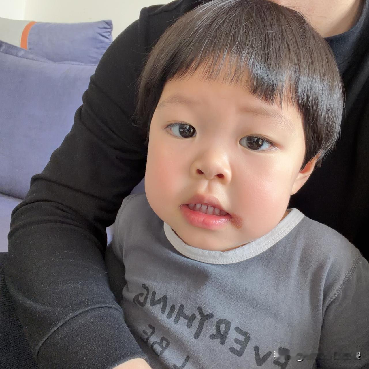 我一天要给雪宝涂七八次药，不仅没好反而严重了！

前阵子雪宝嘴角突然长了个泡，分