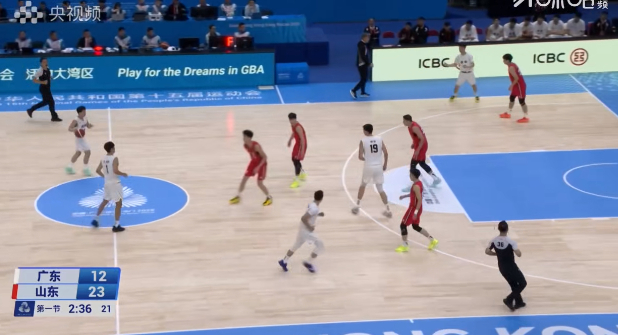 什么鬼，山东队连中个三分啊。。。。。。